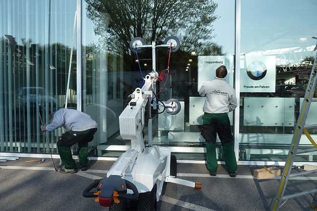 Robby 420 glasrobot voor raam- en gevelmontage Robby 420 glasrobot voor montage van ramen, gevelglas en grote glaspartijen op locatie
