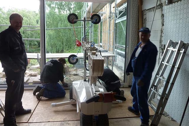 Robby 420 glasrobot voor glasplaatsing Robby 420 glasrobot voor het hijsen, transporteren en nauwkeurig plaatsen van zware glasplaten