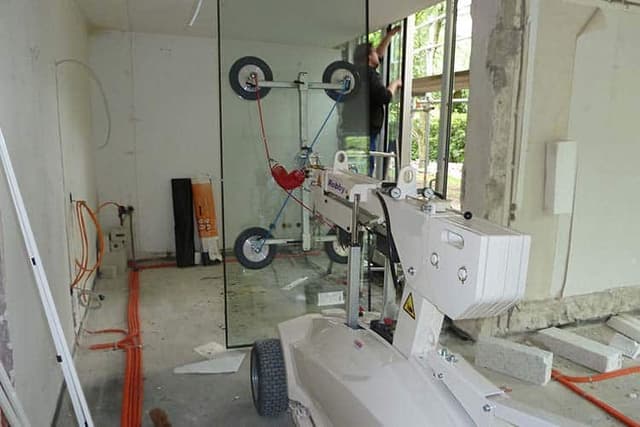 Robby 420 glasrobot voor beglazing Robby 420 glasrobot voor beglazing en het manoeuvreren van grote glasplaten op bouwlocaties