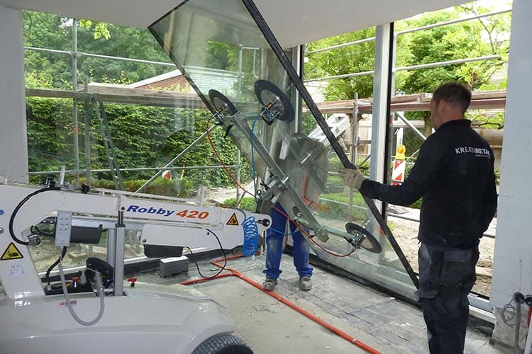 Robby 420 glasplaatsingsmachine Robby 420 glasplaatsingsmachine voor het veilig verplaatsen en installeren van zware beglazing